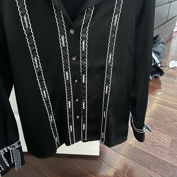 Chanell silk top  in perfect conditions chest size 104 cm length 63 wears - Picture 3 of 7